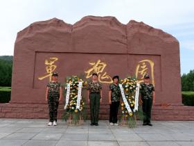 华东野战军后代赴枣庄烈士陵园(军魂园)祭拜革命先烈