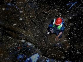 寒夜抢修保供水:泥水坑中一跪,撑起城市“生命线