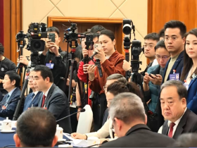 广东省委书记:过去摄像机很重,现在越来越轻便了