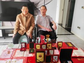 柔肩守家二十八载 戎装戍边三代传情