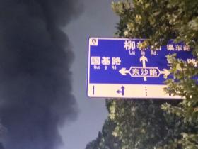 郑州宏达车业广场夜燃大火,端午整座城市弥漫焦糊气息