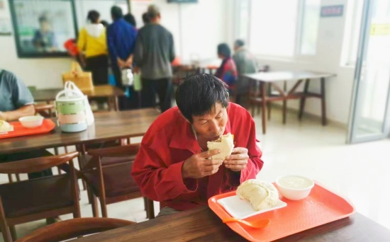 “牵手夕阳红 温暖老人心” ｜历山街道庆“五一”志愿服务活动走进民生综合体