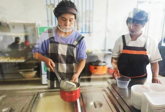 “牵手夕阳红 温暖老人心” ｜历山街道庆“五一”志愿服务活动走进民生综合体