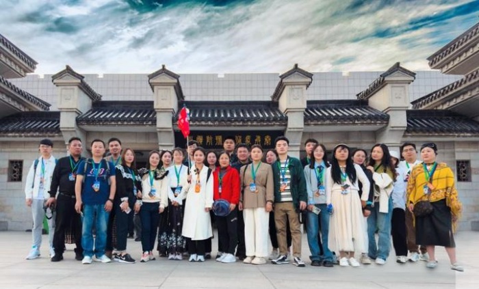 【路通社】鹤霖访谈录:新生代中国导游王钰(西安导游芥末)在历史与时代之间 讲述中华民族的故事