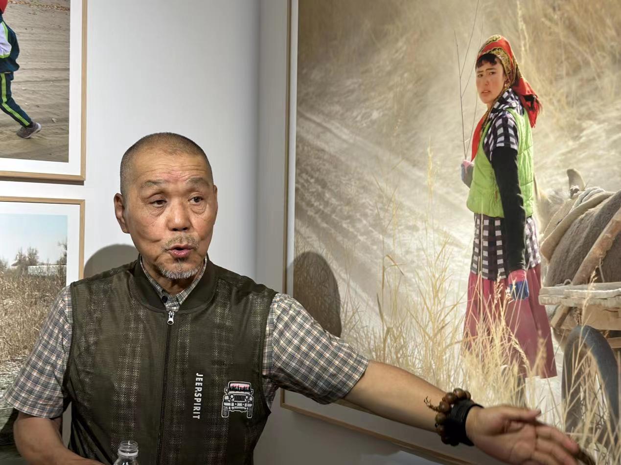 纪实摄影展还原感人“脱贫故事” ——摄影展《拾年——达里雅博依．沿河而徙 刘辉影像作品展》广东台山开幕