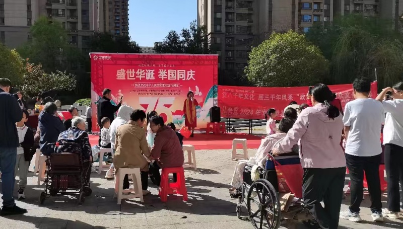 盛世华诞 举国同庆 邯郸翡翠华庭社区举办国庆文艺演出