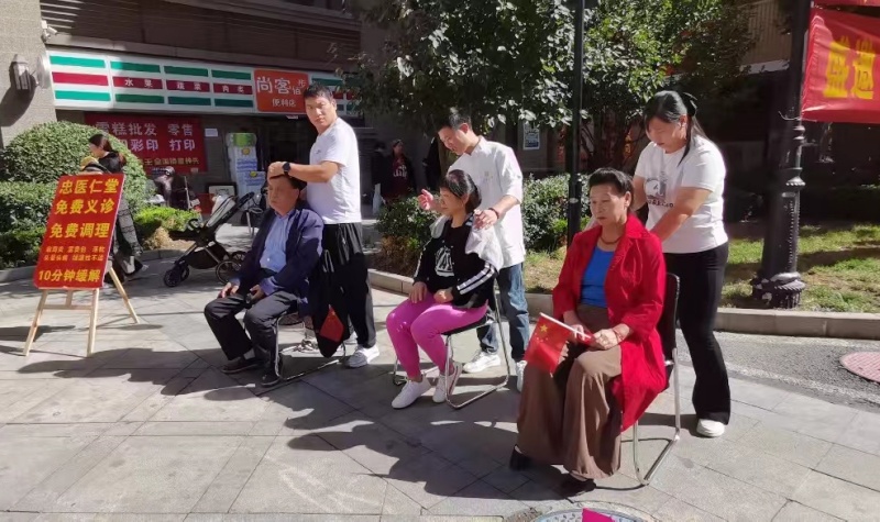 盛世华诞 举国同庆 邯郸翡翠华庭社区举办国庆文艺演出