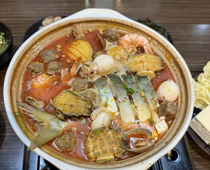 多伦多椰岛海南鸡饭店推出“文昌糟粕醋火锅”