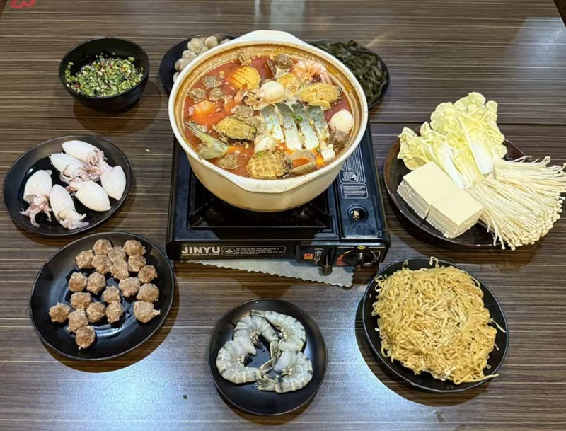 多伦多椰岛海南鸡饭店推出“文昌糟粕醋火锅”