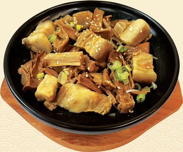 多伦多椰岛海南鸡饭店推出“文昌糟粕醋火锅”