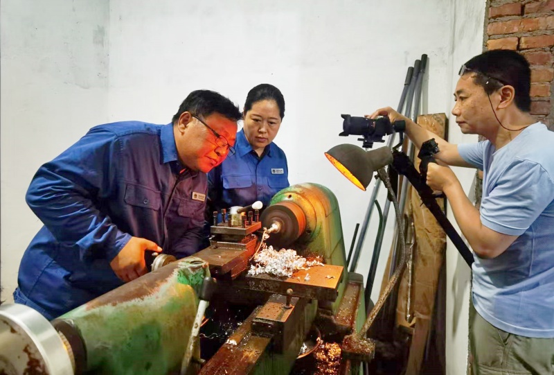 躬耕岁月铸荣光 劳模精神照征程 ——牛德成事迹