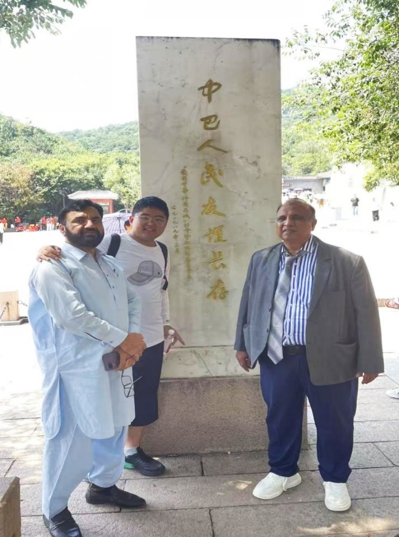 中巴情谊贯南北!外语导游王家辉与巴基斯坦客人跨京沪深之旅:品文化、谈合作、话友好