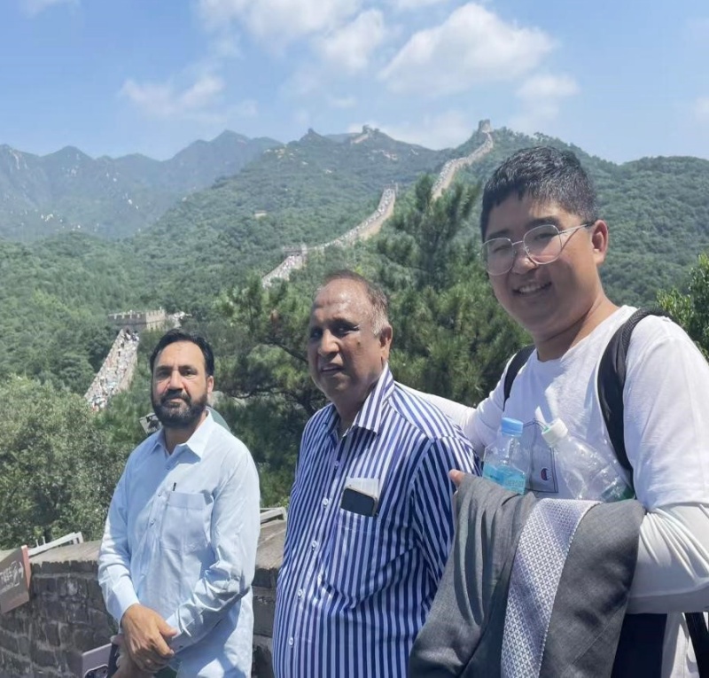 中巴情谊贯南北!外语导游王家辉与巴基斯坦客人跨京沪深之旅:品文化、谈合作、话友好