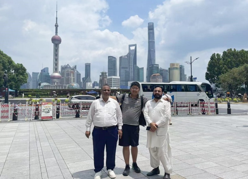 中巴情谊贯南北!外语导游王家辉与巴基斯坦客人跨京沪深之旅:品文化、谈合作、话友好