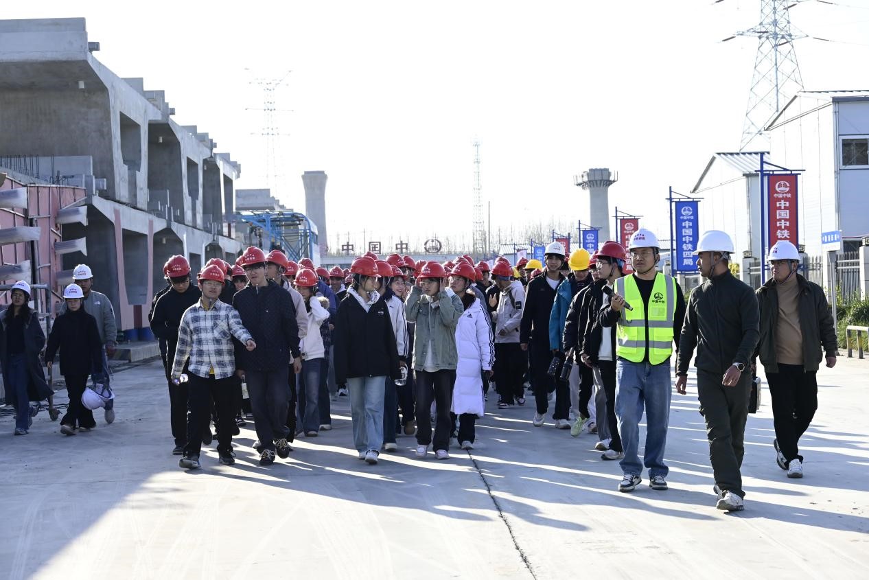 中铁四局潍宿一标项目开展“走进智慧梁场 筑梦交通强国”校企共建活动