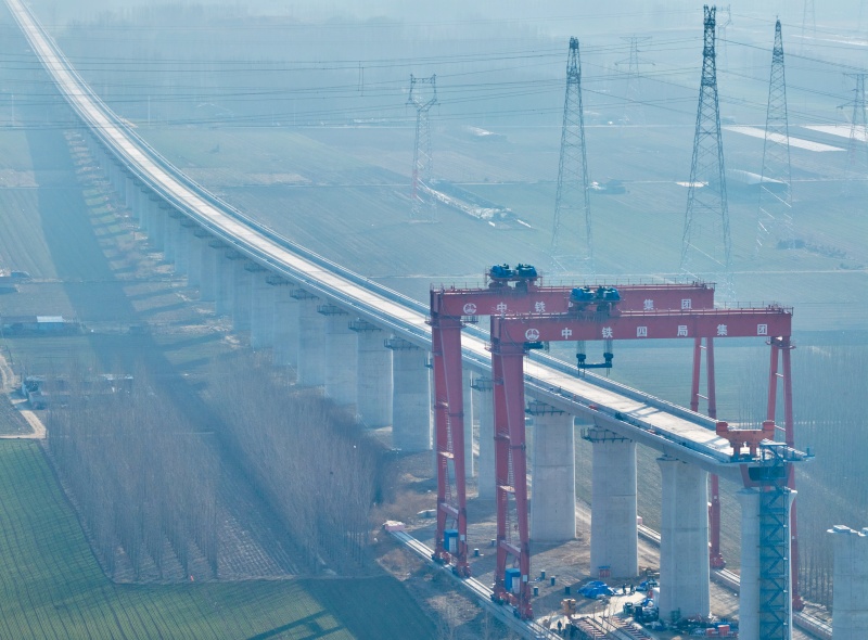 潍宿高铁首个跨高速铁路转体梁成功转体