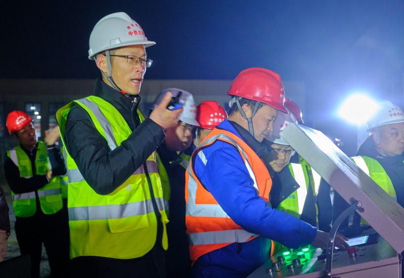 潍宿高铁首个跨高速铁路转体梁成功转体