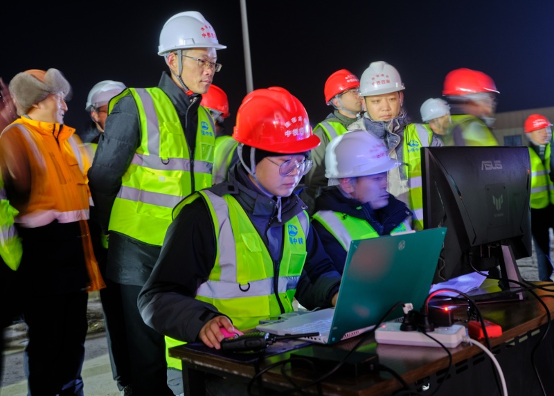 潍宿高铁首个跨高速铁路转体梁成功转体