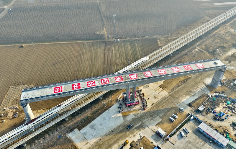 潍宿高铁首个跨高速铁路转体梁成功转体