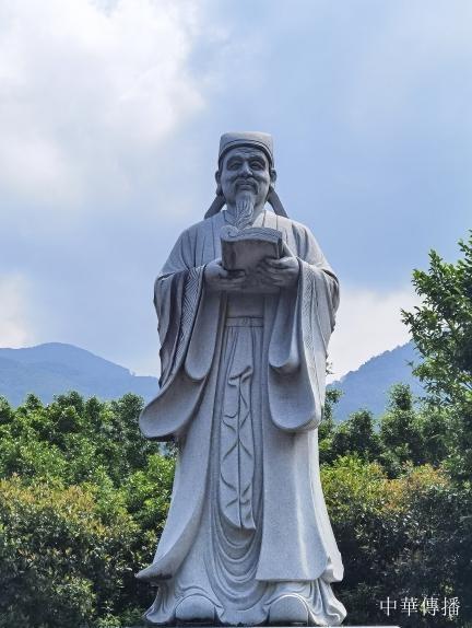 吳穎鴻:講好當代中國故事任重道遠——在世界華文記者協會—2025武夷山高峰論壇上的講話