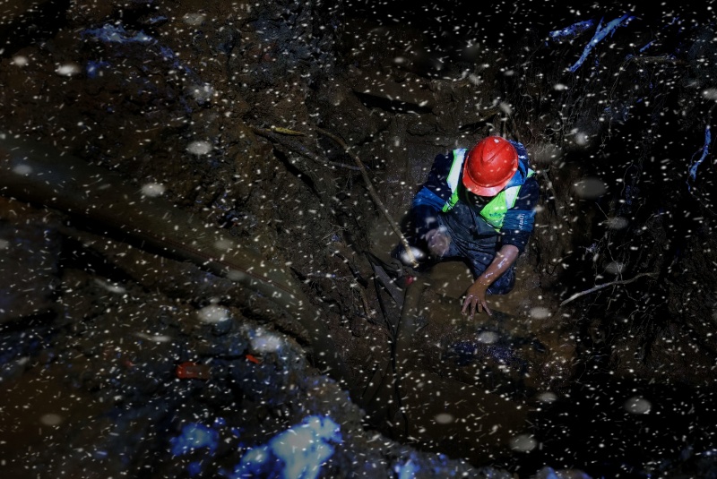 寒夜抢修保供水:泥水坑中一跪,撑起城市“生命线