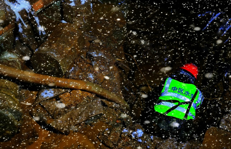 寒夜抢修保供水:泥水坑中一跪,撑起城市“生命线