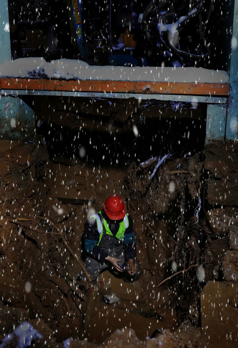 寒夜抢修保供水:泥水坑中一跪,撑起城市“生命线