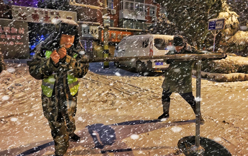 寒夜抢修保供水:泥水坑中一跪,撑起城市“生命线