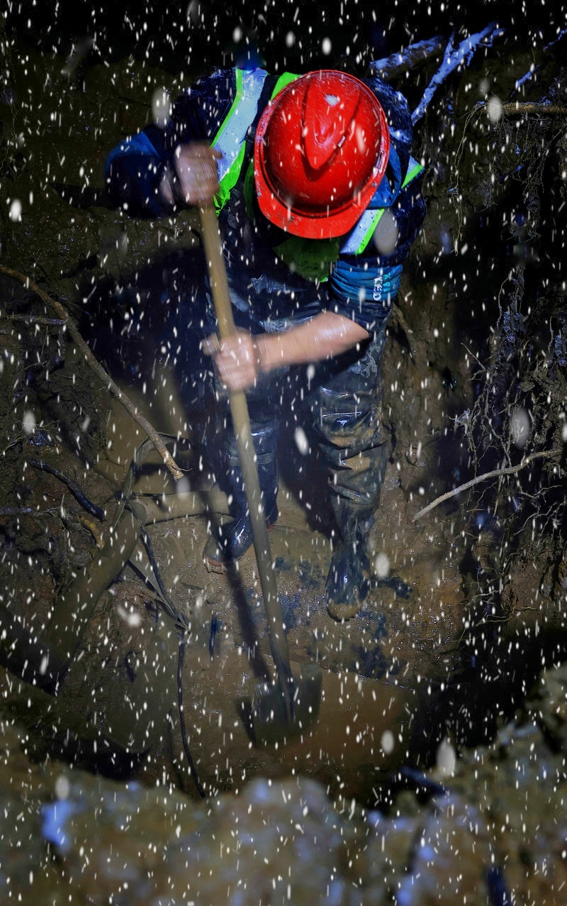 寒夜抢修保供水:泥水坑中一跪,撑起城市“生命线