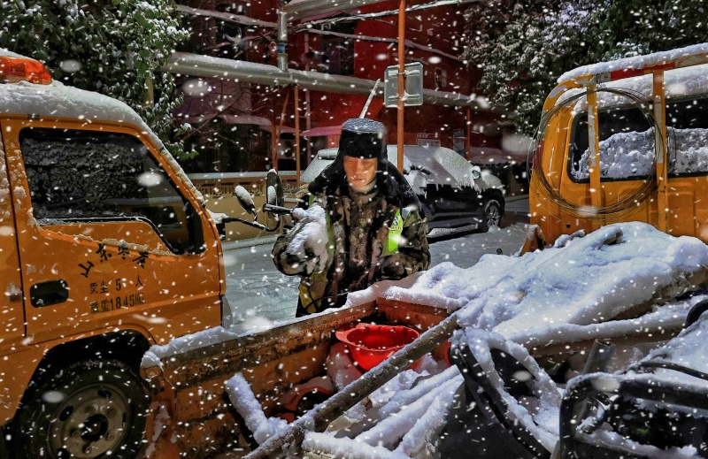 寒夜抢修保供水:泥水坑中一跪,撑起城市“生命线