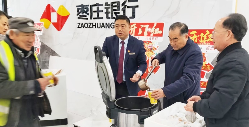 粥暖腊八情 心系环卫工