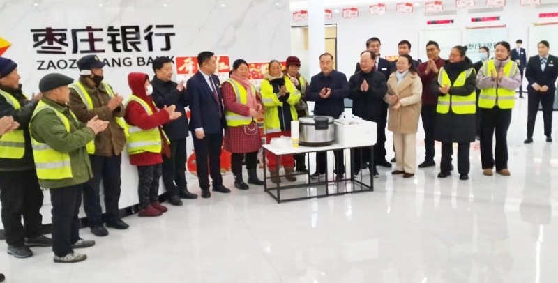 粥暖腊八情 心系环卫工