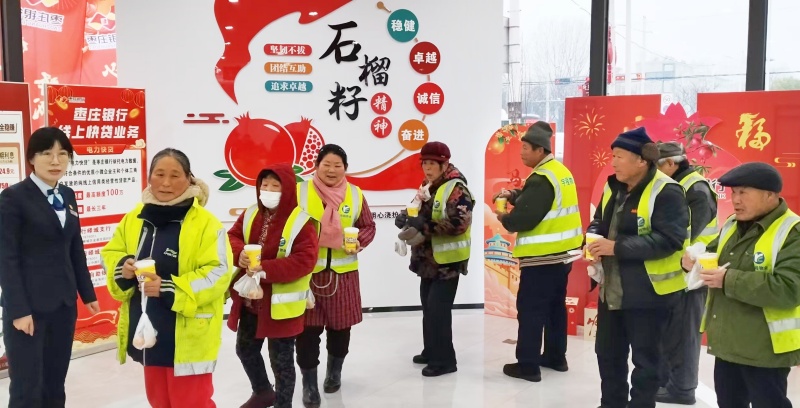 粥暖腊八情 心系环卫工