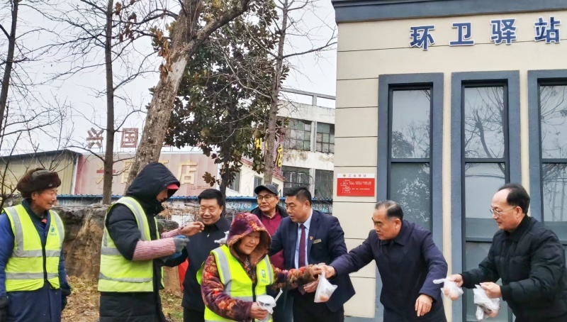 粥暖腊八情 心系环卫工