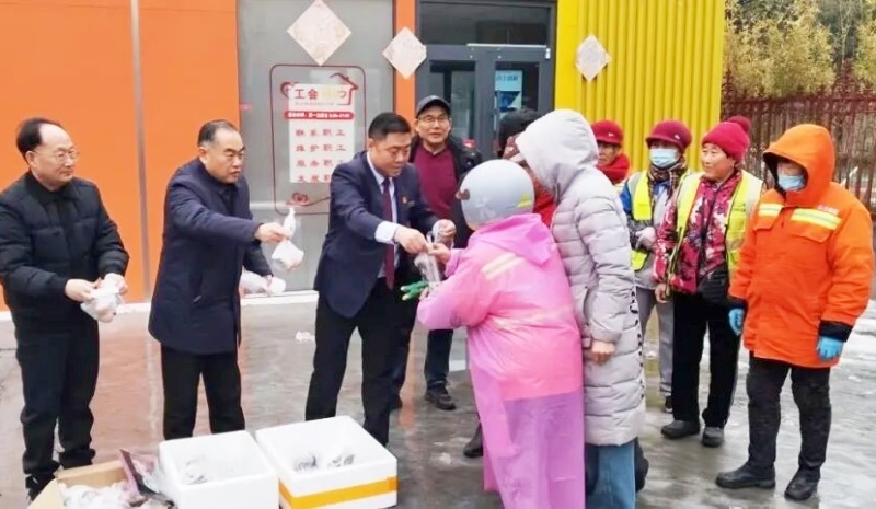 粥暖腊八情 心系环卫工