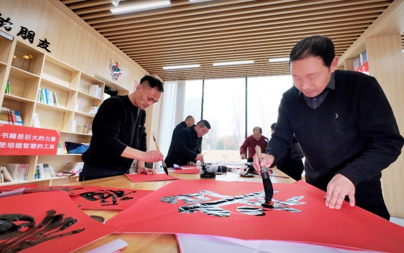 墨香迎马年 爱心润环卫 ——枣庄市城市管理局机关工会看望慰问一线环卫工人