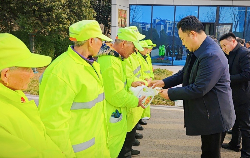 墨香迎马年 爱心润环卫 ——枣庄市城市管理局机关工会看望慰问一线环卫工人