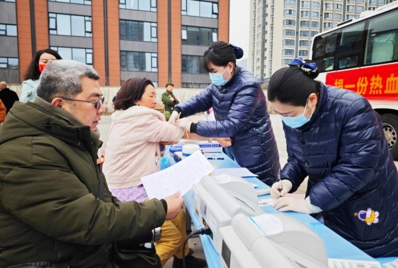 热血践初心 大爱暖金陵——陈光标发起学雷锋无偿献血公益活动 400名爱心人士挽袖献爱