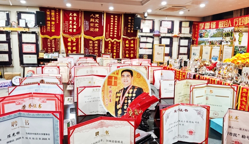 热血践初心 大爱暖金陵——陈光标发起学雷锋无偿献血公益活动 400名爱心人士挽袖献爱