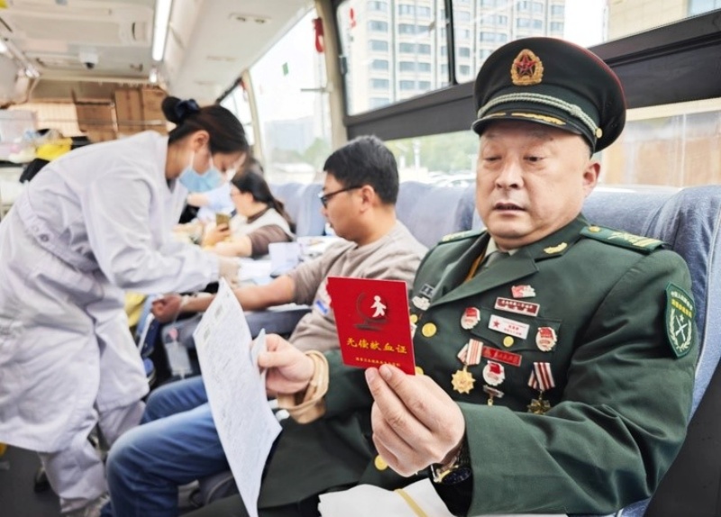 热血践初心 大爱暖金陵——陈光标发起学雷锋无偿献血公益活动 400名爱心人士挽袖献爱