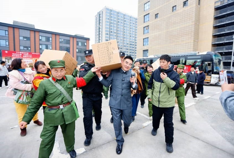 热血践初心 大爱暖金陵——陈光标发起学雷锋无偿献血公益活动 400名爱心人士挽袖献爱