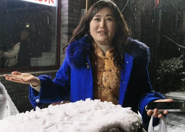 两会台湾记者“雪花女神” 受北京出租车邀请免费“逛”北京
