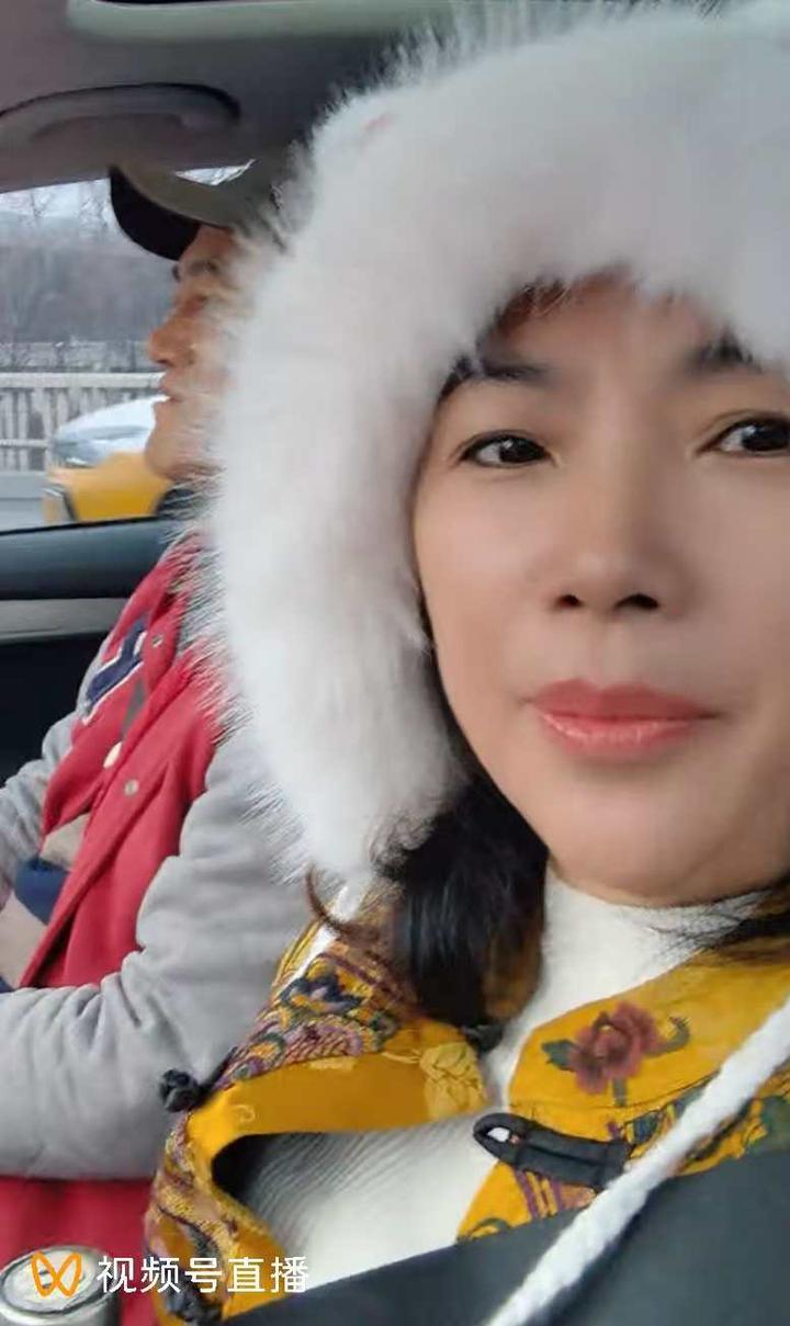 两会台湾记者“雪花女神” 受北京出租车邀请免费“逛”北京