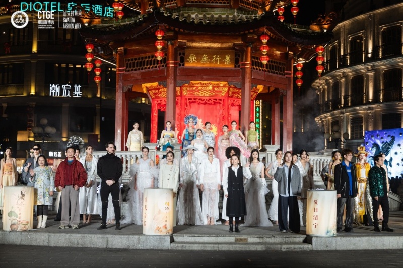 广东汕头：第五届潮汕服博会将T台搬进小公园