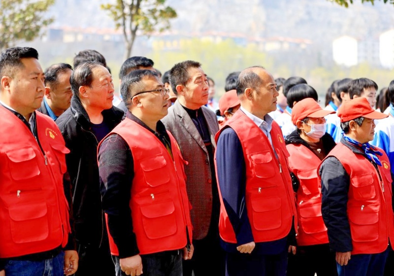 雷锋塑像驻鹭鸣 和美社区启新程 ——峄城区鹭鸣广场雷锋像揭幕仪式圆满举行