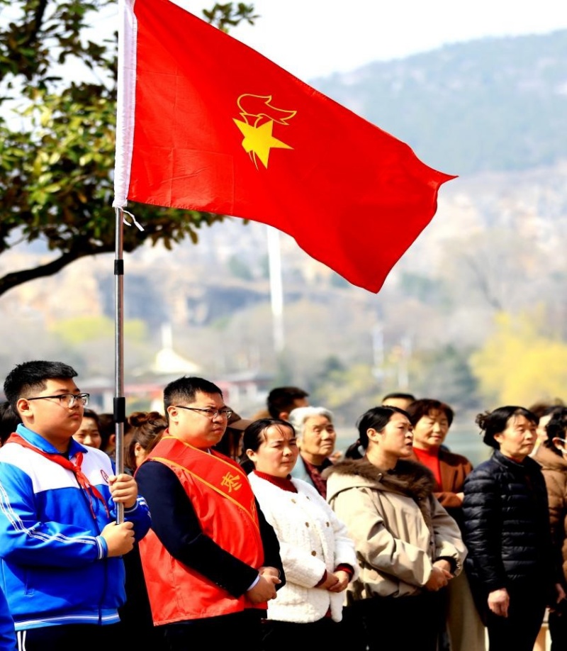 雷锋塑像驻鹭鸣 和美社区启新程 ——峄城区鹭鸣广场雷锋像揭幕仪式圆满举行