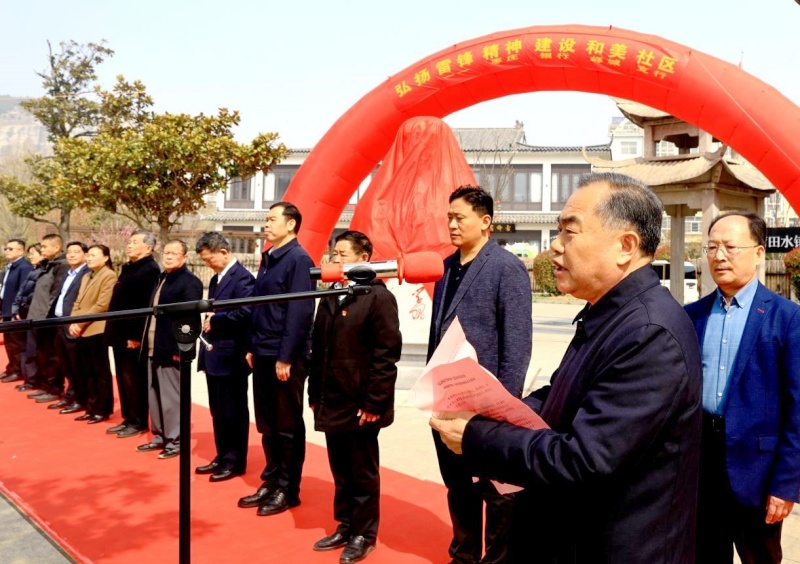 雷锋塑像驻鹭鸣 和美社区启新程 ——峄城区鹭鸣广场雷锋像揭幕仪式圆满举行