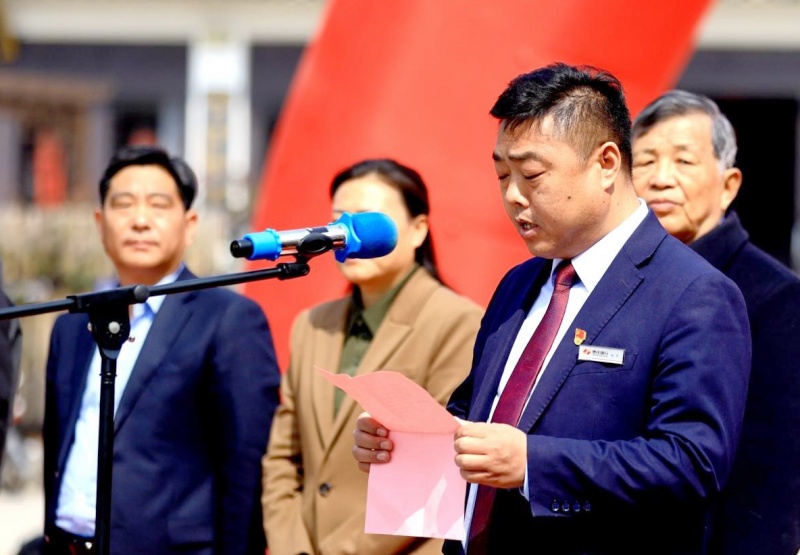 雷锋塑像驻鹭鸣 和美社区启新程 ——峄城区鹭鸣广场雷锋像揭幕仪式圆满举行
