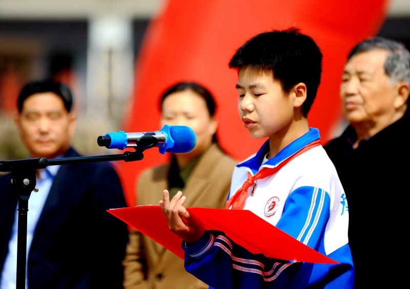 雷锋塑像驻鹭鸣 和美社区启新程 ——峄城区鹭鸣广场雷锋像揭幕仪式圆满举行