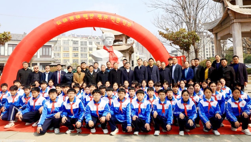 雷锋塑像驻鹭鸣 和美社区启新程 ——峄城区鹭鸣广场雷锋像揭幕仪式圆满举行